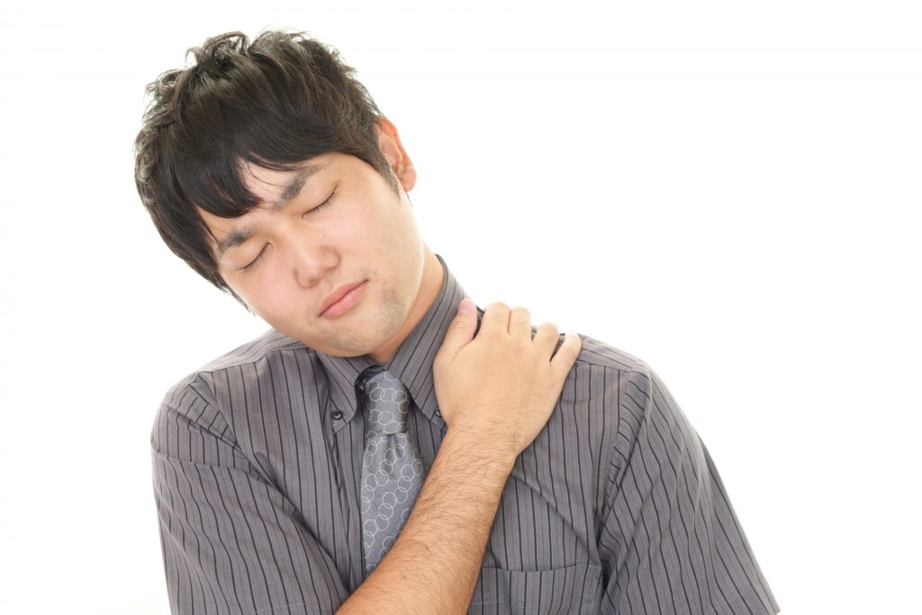 マッサージで肩こりを解消しましょう。