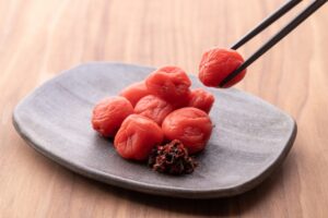 旬の梅を食べる腸活の方法。梅干し。