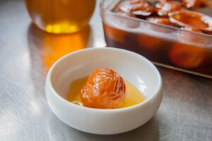 旬の梅を食べる腸活の方法。はちみつ梅。