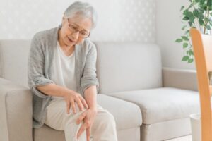 生活の質を下げる慢性的な関節の痛みには「酵素風呂」で改善が期待できるかもしれません。