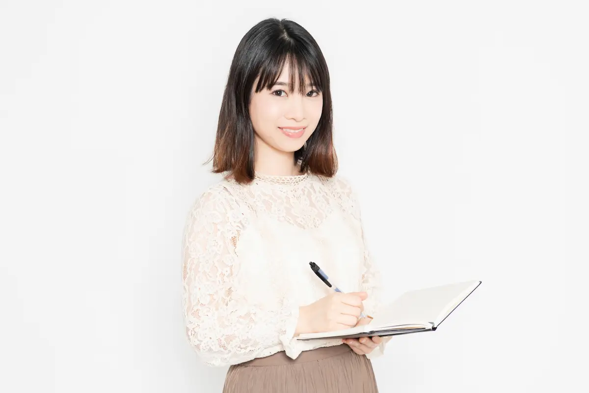 自分の疲れのパターンをノートに書き出してセルフモニタリングする女性