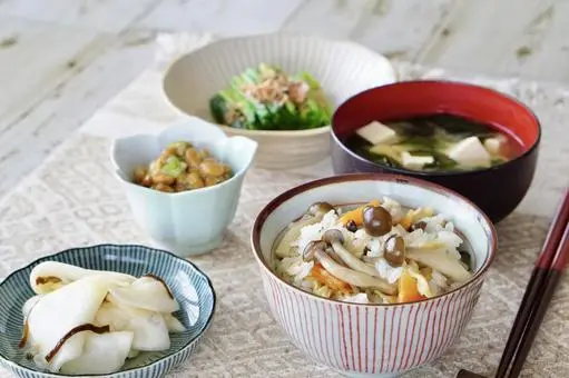 疲労回復に効果的な食事、睡眠、運動のイメージ