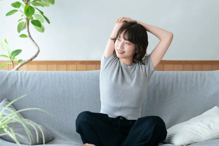 疲労回復し、リラックスした笑顔の女性