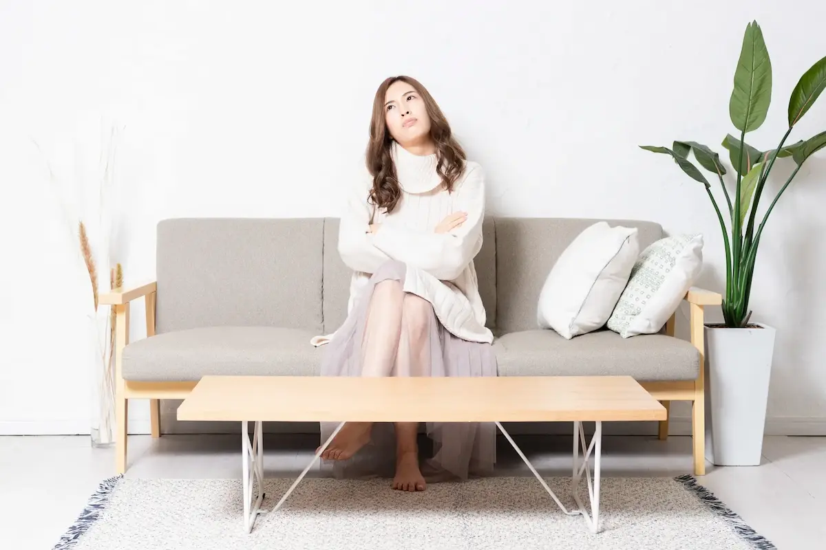女性の疲労の原因となるホルモンバランスについて考える女性