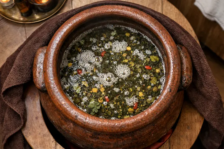 煮出すことでよもぎの成分が抽出され、様々な変化が起こります