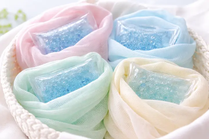 冷やすときは保冷剤を薄手の布で包んで優しく当てましょう