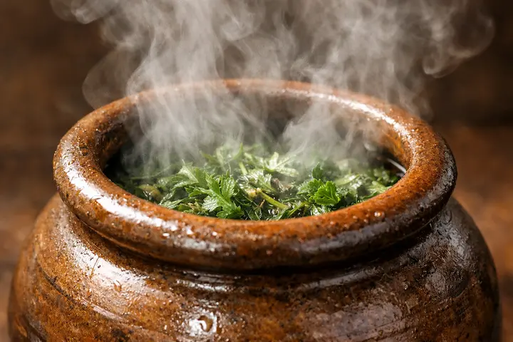 温かい蒸気が、凝り固まった目元の緊張をやさしく解きほぐします