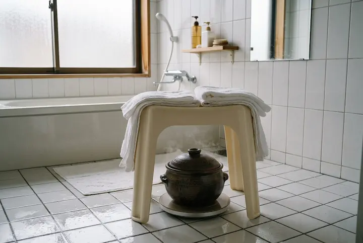 専用の木製椅子がなくても、自宅にある身近なアイテムで工夫して始めることができます。